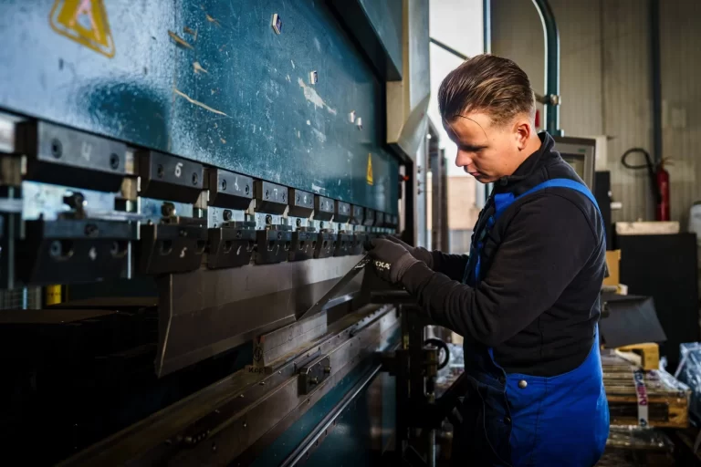 Plaatbewerking op de kantbank bij Elté Metaalbewerking