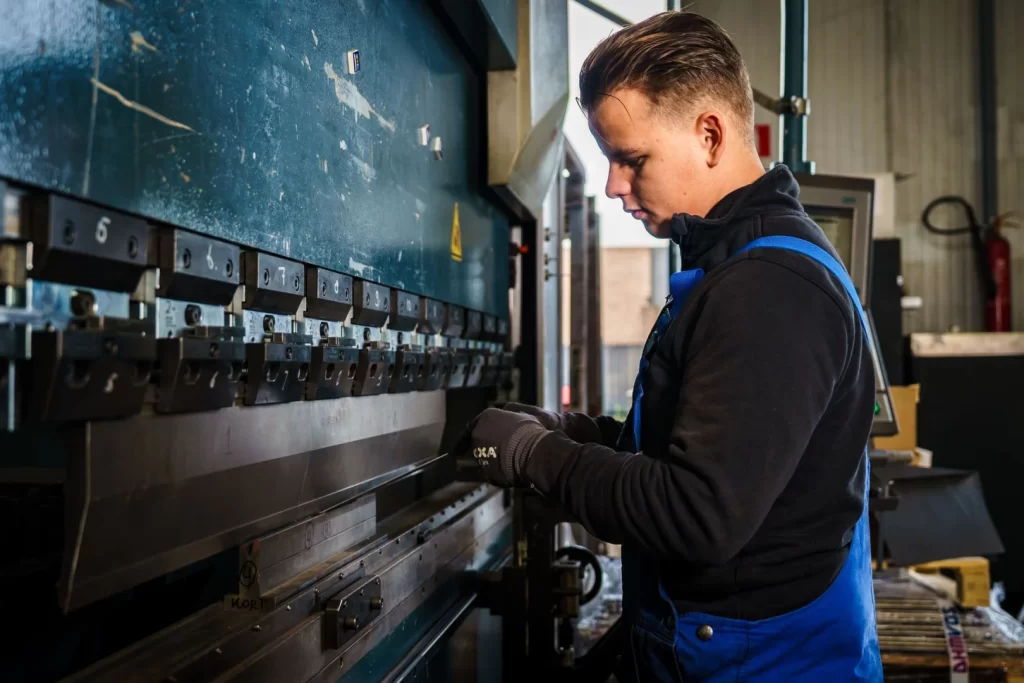 Medewerker van Elté Metaalbewerking kant plaatwerk op de kantbank