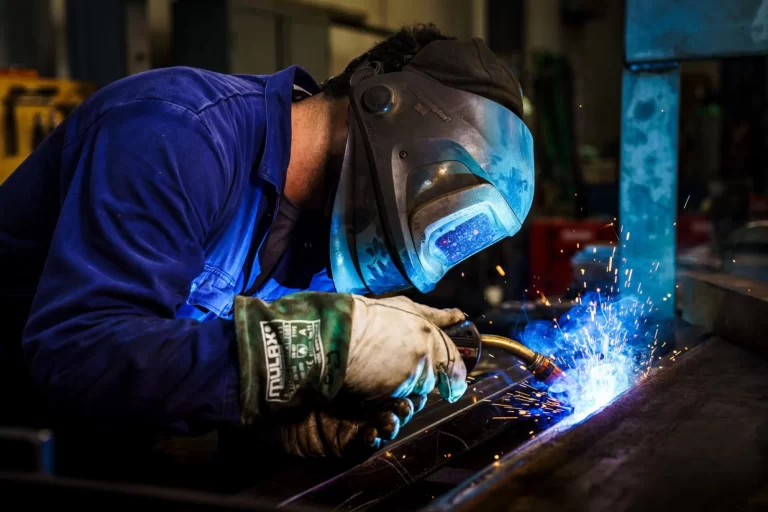 Lassen van een maatwerk stalen product in de werkplaats van Elté Metaalbewerking