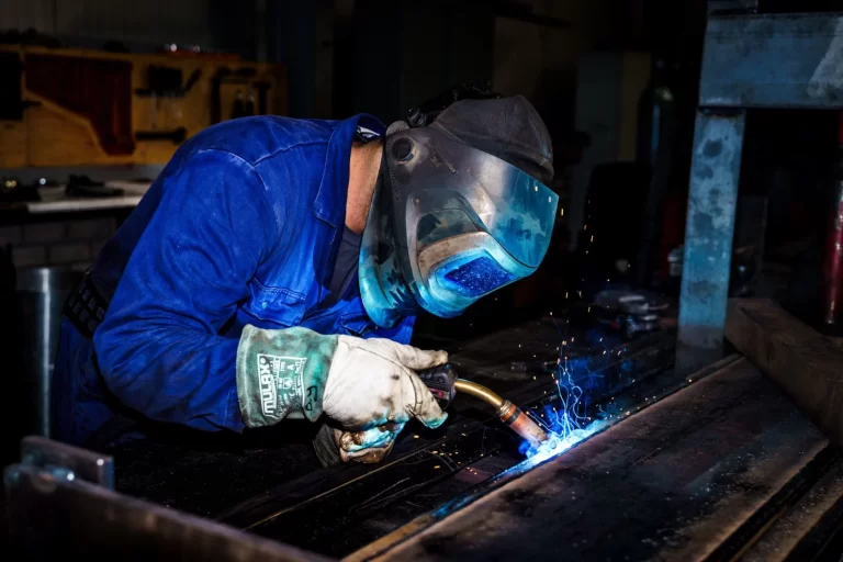 Lasser van Elté Metaalbewerking aan het werk aan een staalconstructie