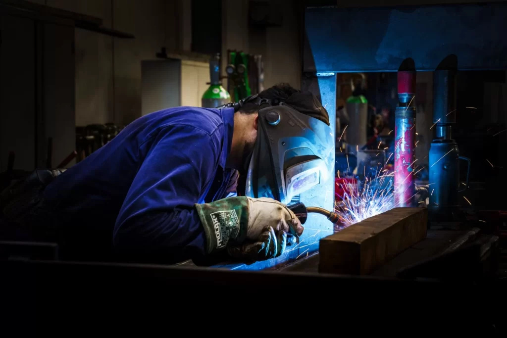 Vakman van Elté Metaalbewerking last een staalconstructie in de werkplaats in Veen