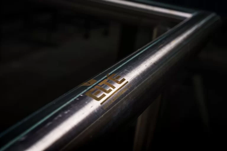 Detail van een stalen leuning met het logo van Elté Metaal