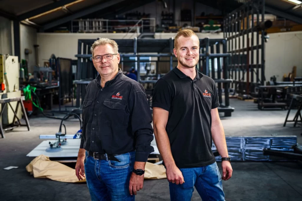 Vader en zoon Thijs en Joost van Rijswijk van familiebedrijf Elté Metaalbewerking in de werkplaats