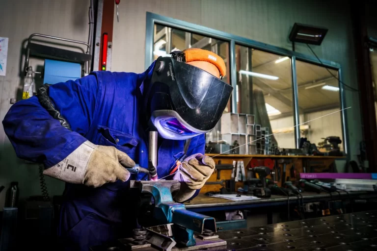 TIG-lassen in de werkplaats van Elté Metaalbewerking in Veen